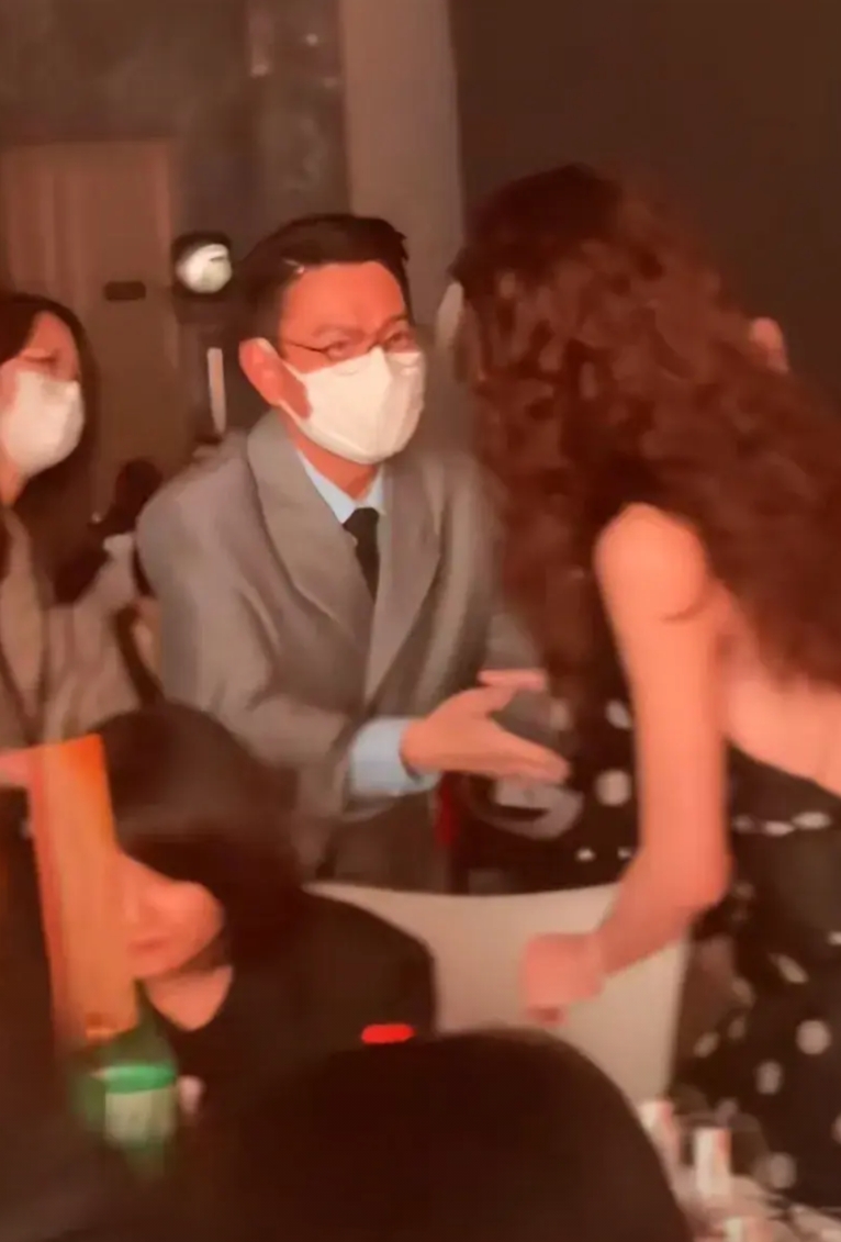 金鸡奖晚宴的后台，刘德华竟然也去了！最让人没想到的是，桌子上那么多明星大咖，刘德