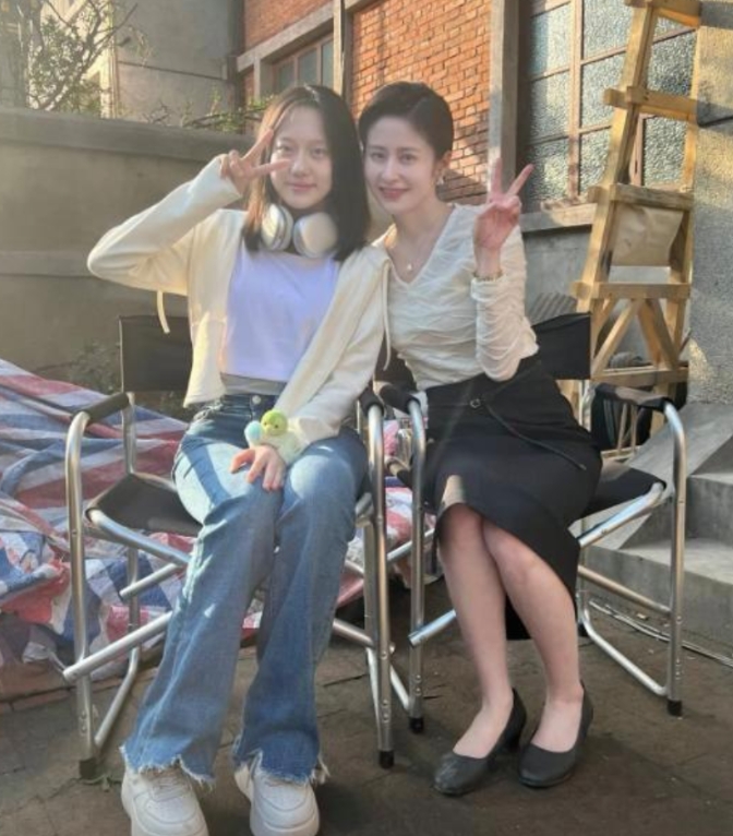 高露的女儿竟然15岁了，还成了小童星呢
