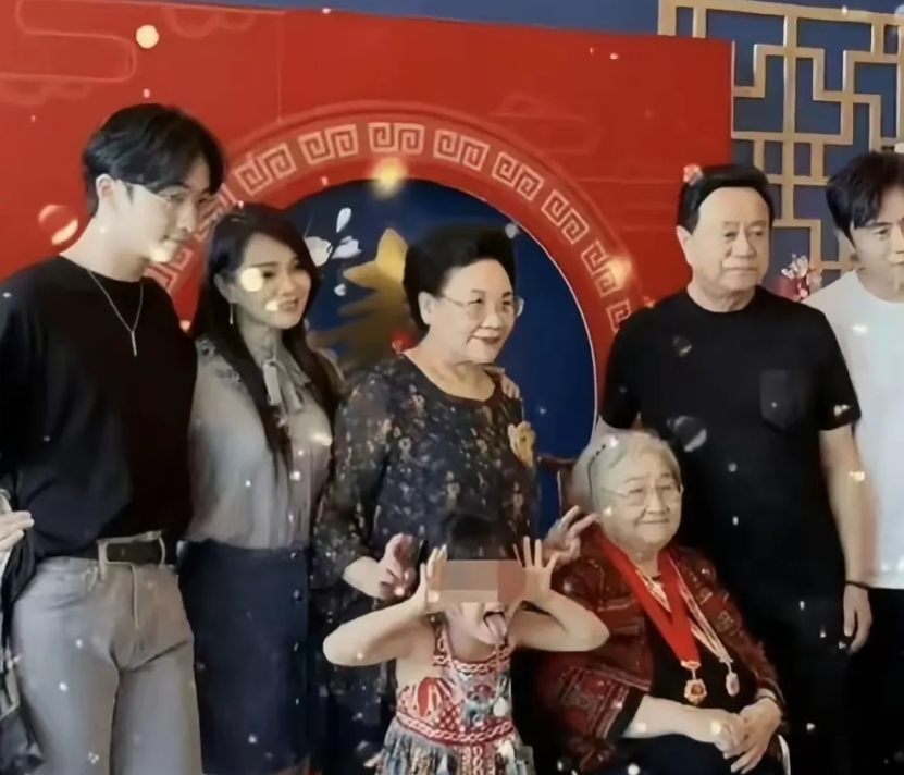伊能静通过读《红楼梦》，学到了送礼的人情世故。看看她第一次见秦昊家长送了什么。