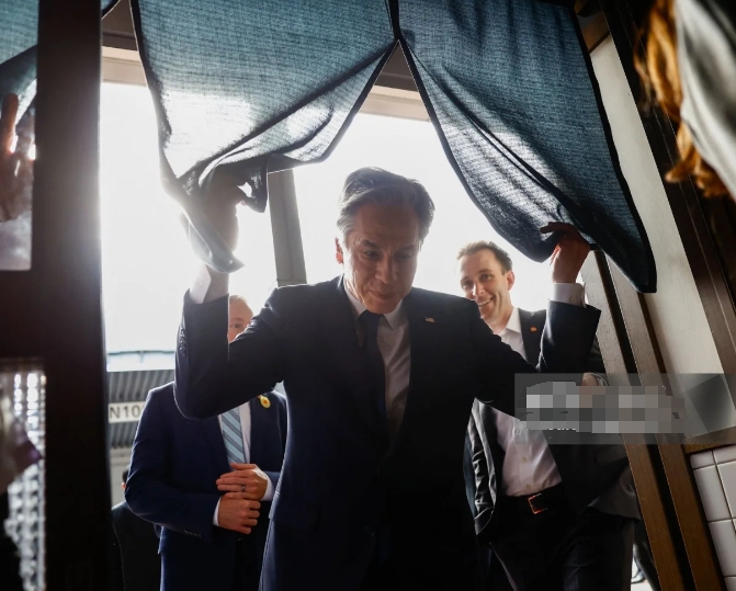 安东尼布林肯的奇妙角度照片，虽然不知道为什么，抛开其他的不说。这个头发为什么是正