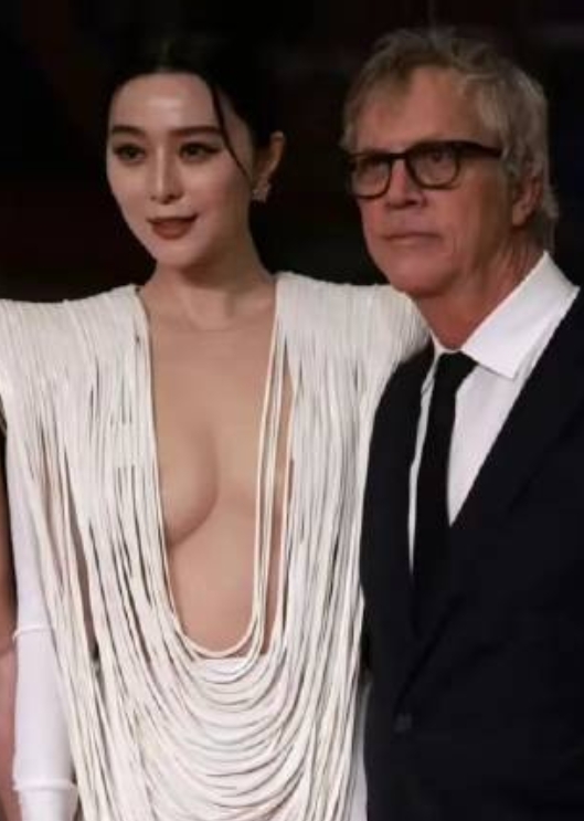 张柏芝柏林电影节外网生图↓

冰冰姐扛住了外网的镜头了吗？