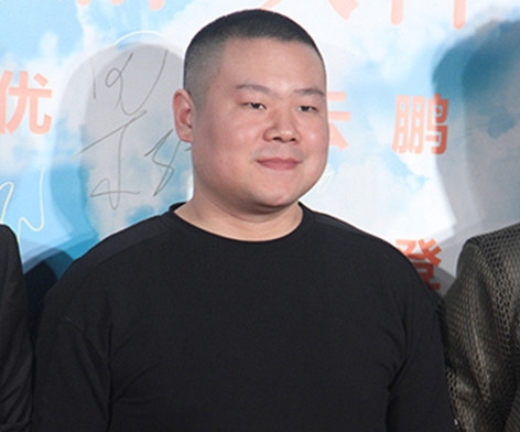 岳云鹏讨人喜欢原因多多。他那憨态可掬的形象就很有亲和力，表演风格幽默风趣，无论是