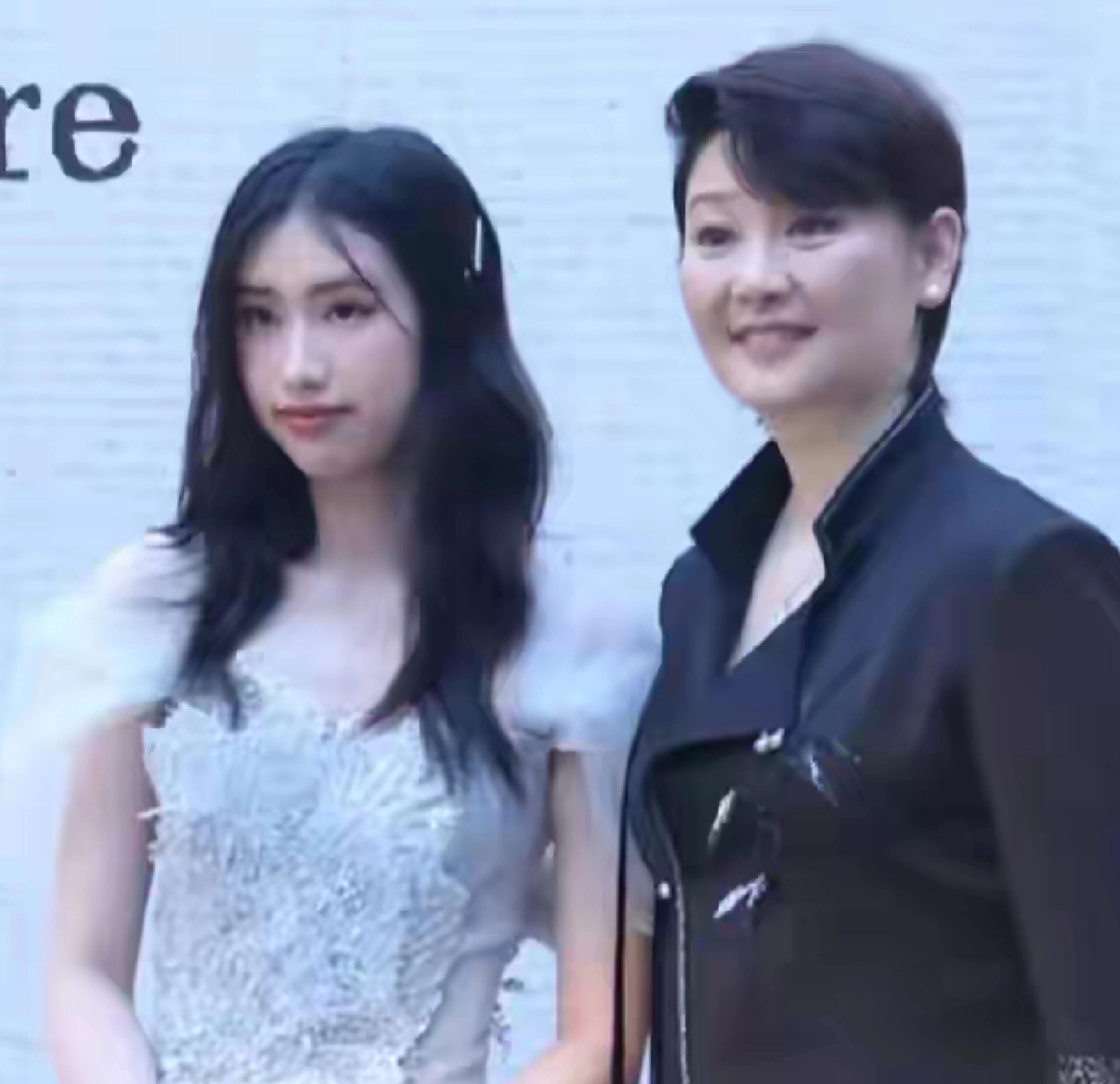 盛典红毯:徐帆徐朵母女的温磬时刻