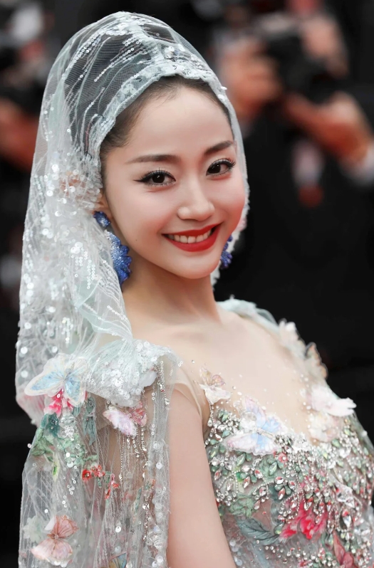 她在戛纳红毯大放异彩，她是何许人也？