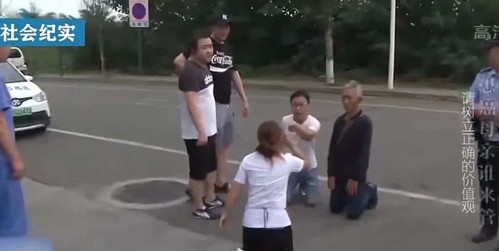 四川，一街头发生了震撼的一幕。一七十多岁的老人跪在自己女儿面前，让她给钱救救老伴