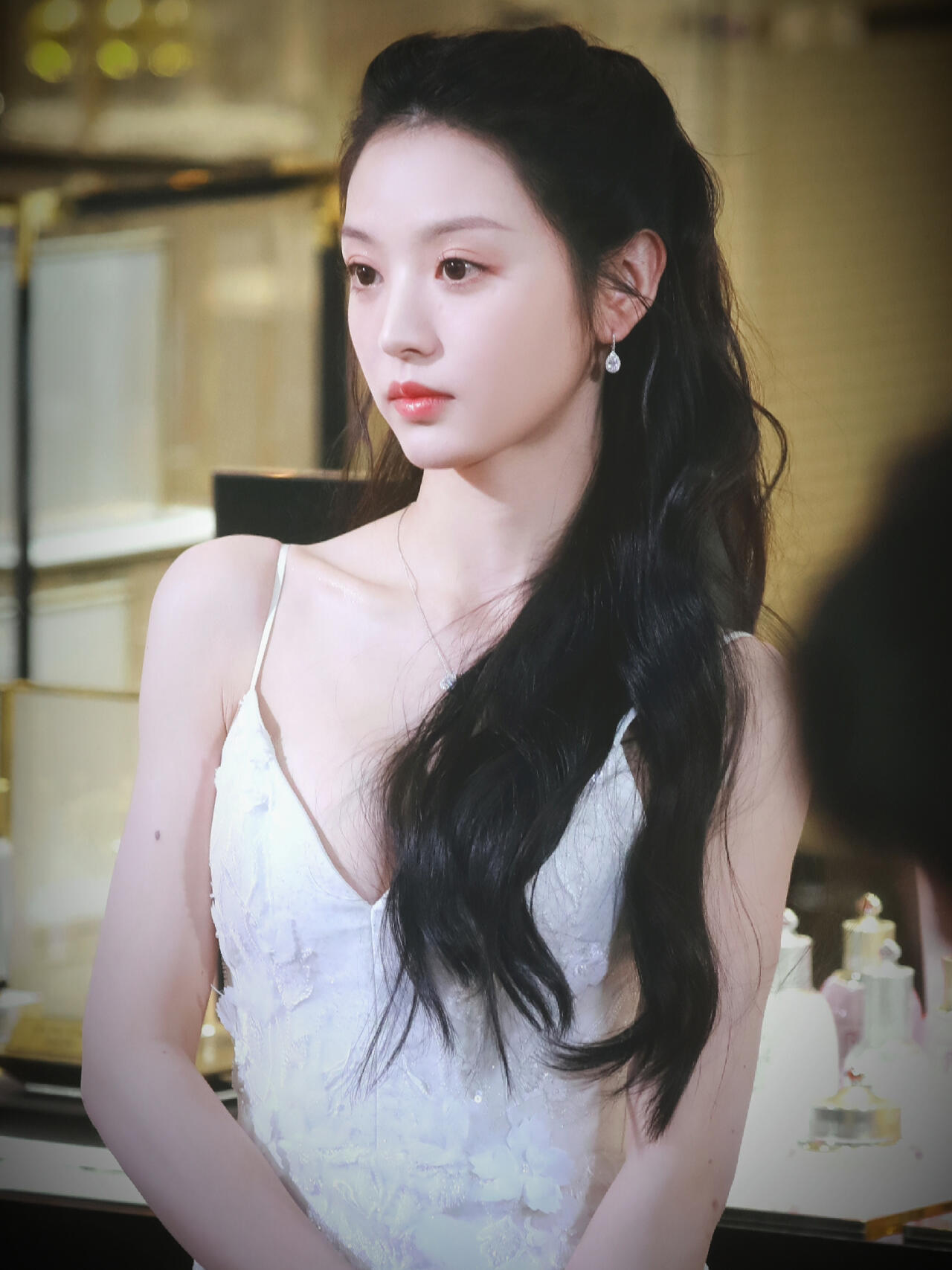 小田没刘海更美了，白裙子衬出她的美貌