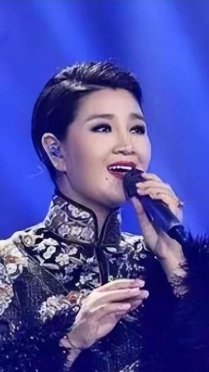 降央卓玛: 歌坛天后与人生波折