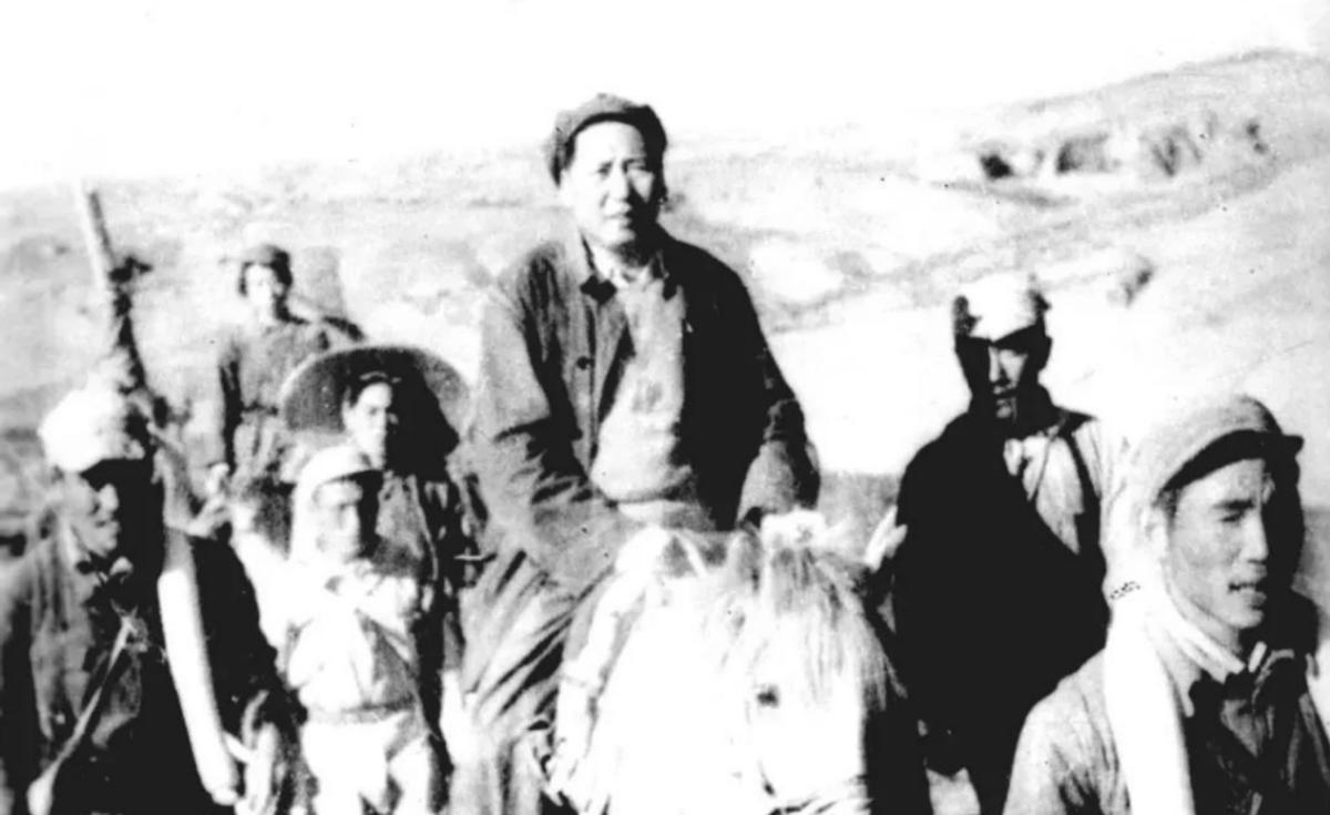 李银桥曾是毛主席最信任的人，60年代末，主席视察工作途中路过天津，还专门提出要跟