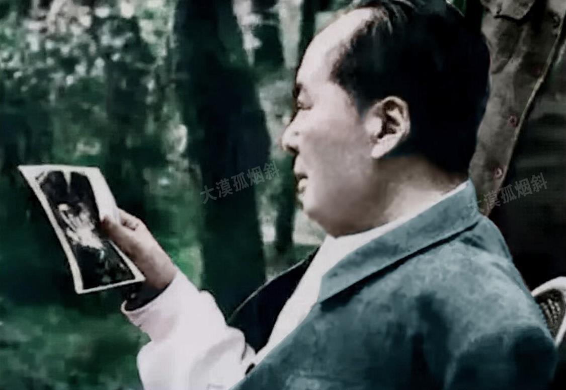 今天是毛岸英牺牲74年忌日，我们一起来看看这张罕见的照片。
画面上的毛主席，长久