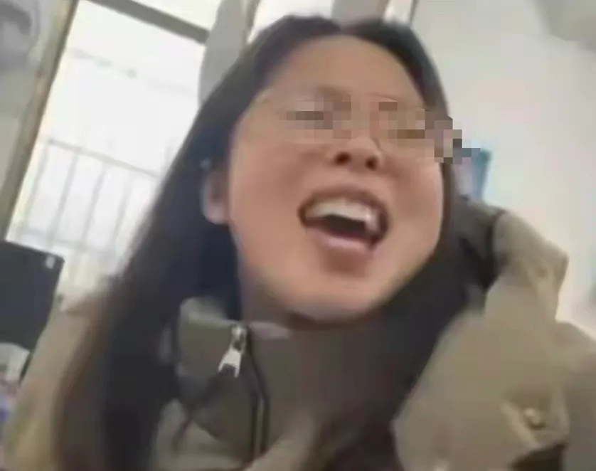 网传拍摄老师被威胁聊天截图为假。央媒下场点评！湘潭打人的老师应该严肃处理，有孩子