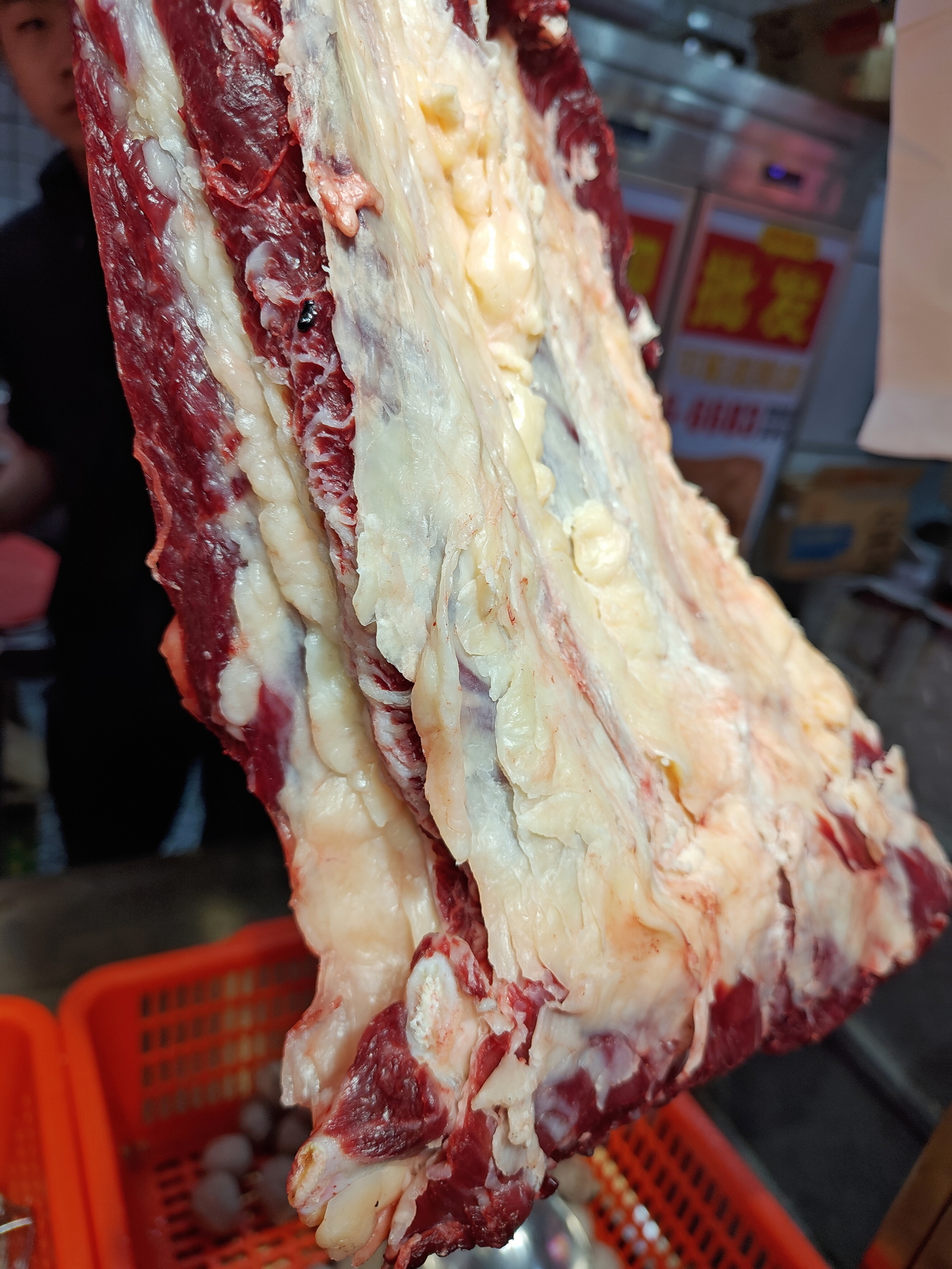 【大块碎腩28】沙园这家牛肉店，碎腩特价28一斤，并不真碎，全部是大块的牛肉，肥