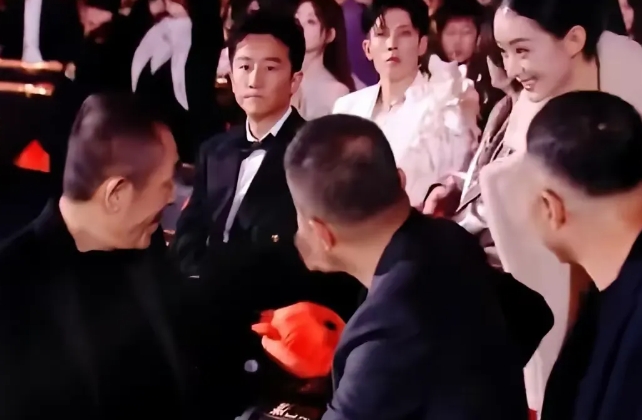 赵丽颖遇到张艺谋，迫不及待的上前打招呼，这表现太真实了！

赵丽颖虽然拍了很多电