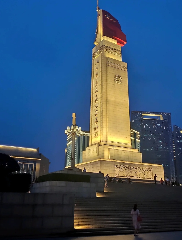 江西南昌旅游，南昌的美食很符合个人口味，晚上的灯光和建筑真的很漂亮，有想去旅游的