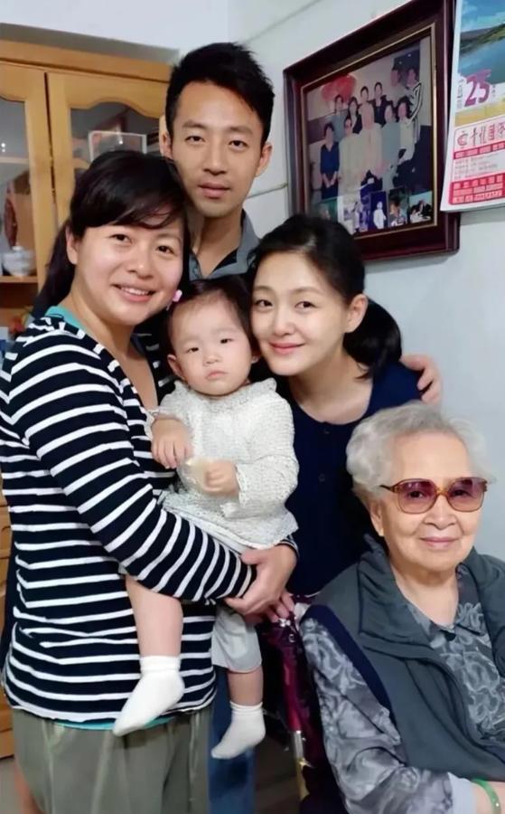 大S姐姐，徐熙娴，真实身份可能是：

乳名珍珍，1974年出生于高雄。

父亲徐
