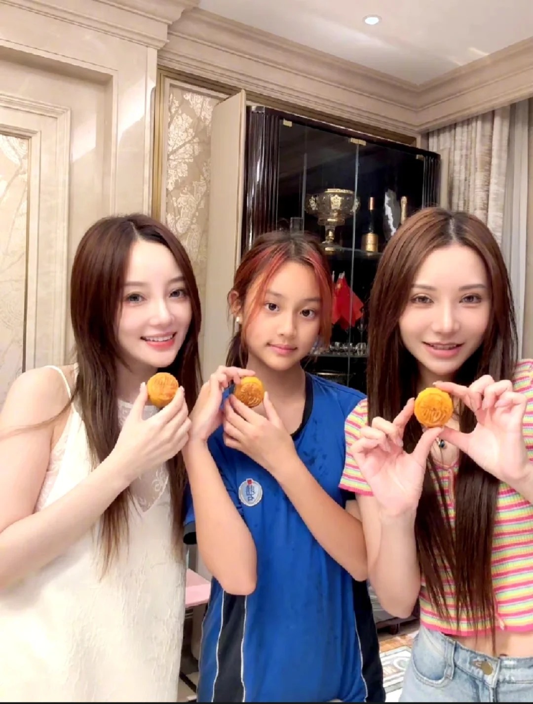 李小璐家中秋节❗母女俩都好漂亮啊！！
李小璐分享了中秋照片，她跟朋友一起欢度，甜