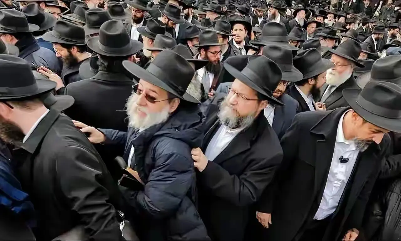 乌克兰司机这下估计彻底懵了，中东鱿鱼开始成千上万的人涌入乌克兰开始定居，再加上最