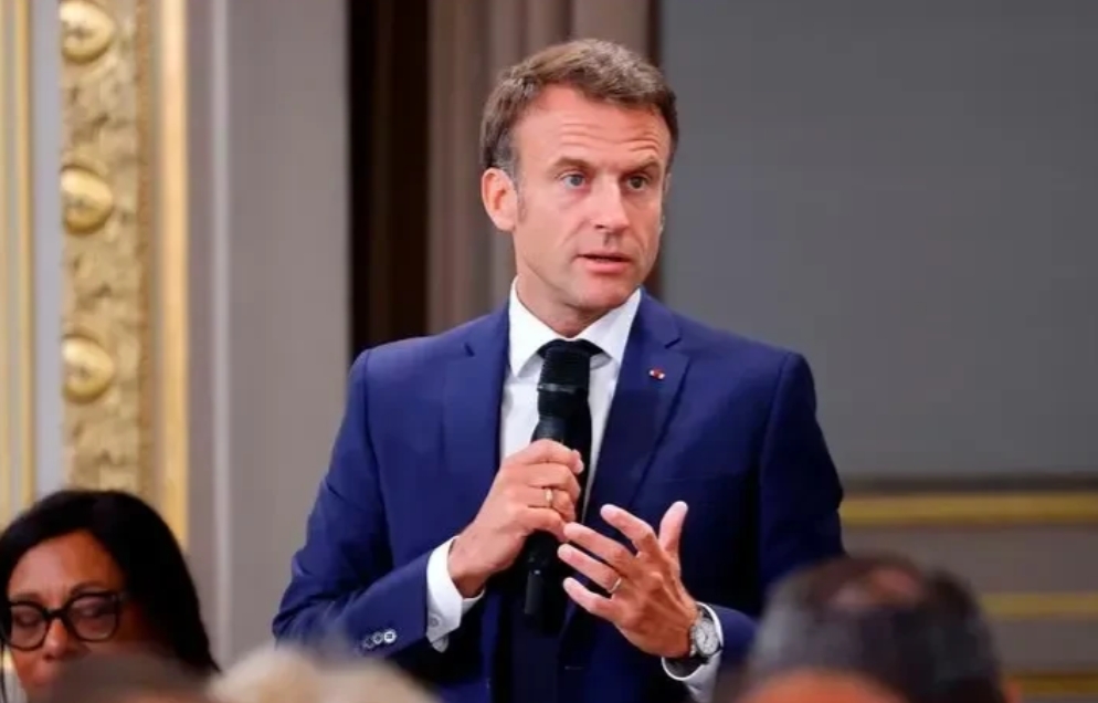 法式幽默，一边叫停火，一边拍胸脯是兄弟！

法国人的幽默方式，不认真揣摩还真搞不