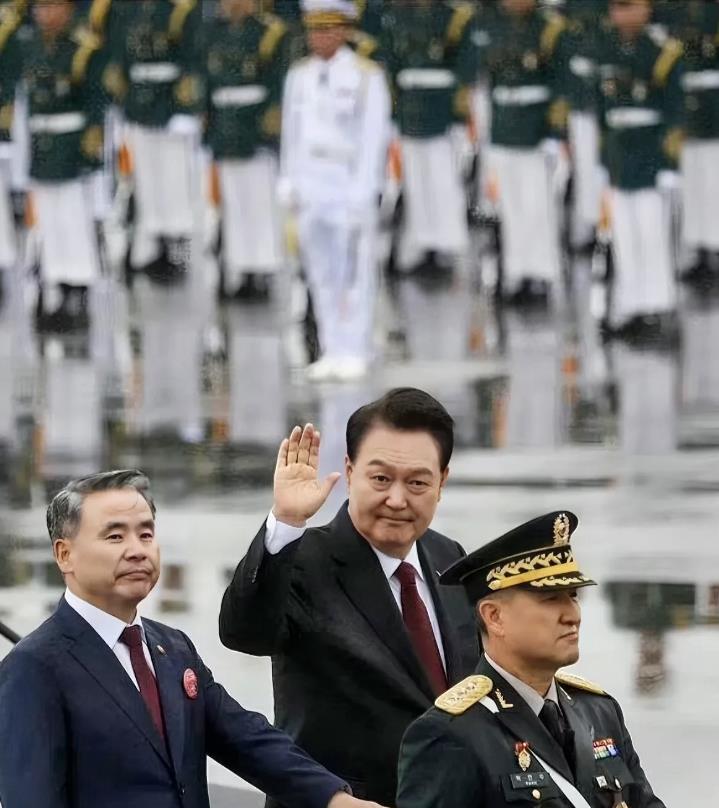 太尴尬了！韩国总统尹锡悦再次向朝鲜发出警告。尹锡悦在首尔机场出席韩国建军76周年