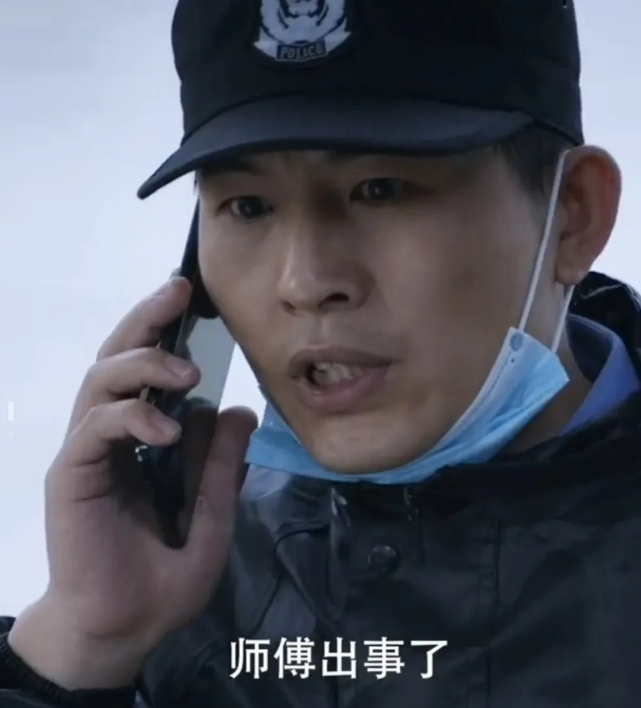 一妈妈正在陪伴儿子高考的时候突然接到了孩子爸爸同事的电话，知道孩子爸爸因为救助学