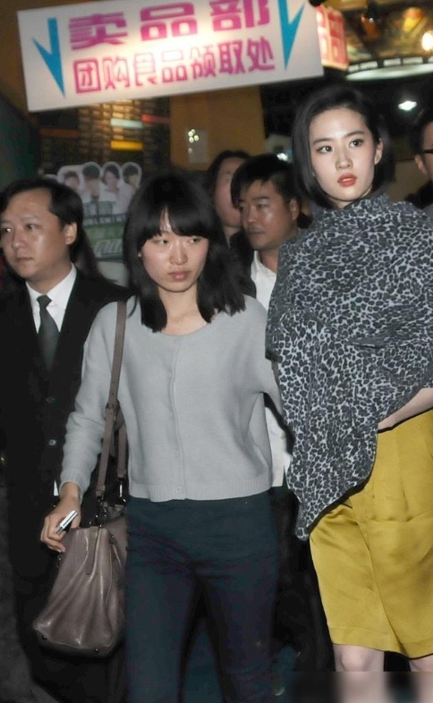 同是来自武汉的明星，刘亦菲捐20万被嫌弃，撒贝宁却被全网点赞。
 
湖北武汉疫情