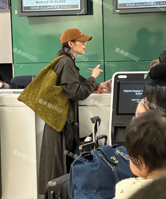 机场偶遇刘雯井柏然，刘雯本人好高好瘦素颜也很耐看，虽然是超模但一点儿也不高冷，一