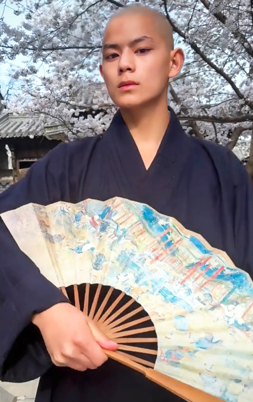 年仅21岁的“少林高手”秋风，坐着网约车时遭遇了追尾，就这么突然地走了，遗体已经