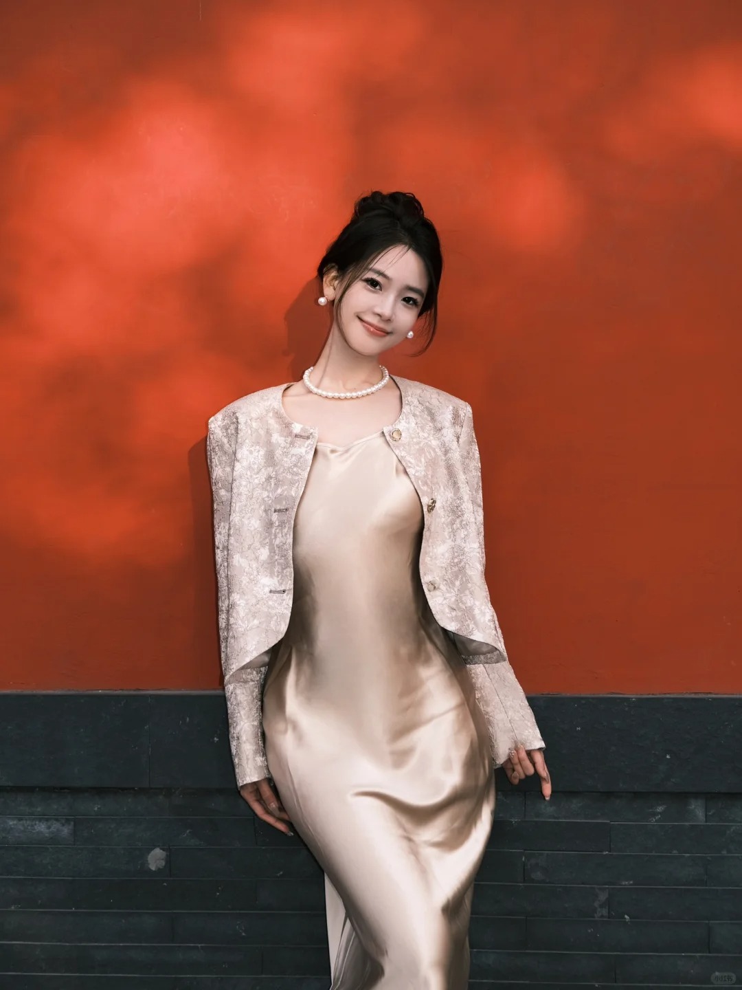 永不过时的中式韵味
红墙绿瓦 祈愿安康
第一次在杭州的红墙拍照 (德寿宫📍