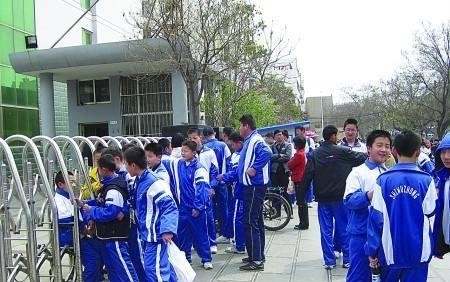 小学早到罚站 学校无奈之举

                         
