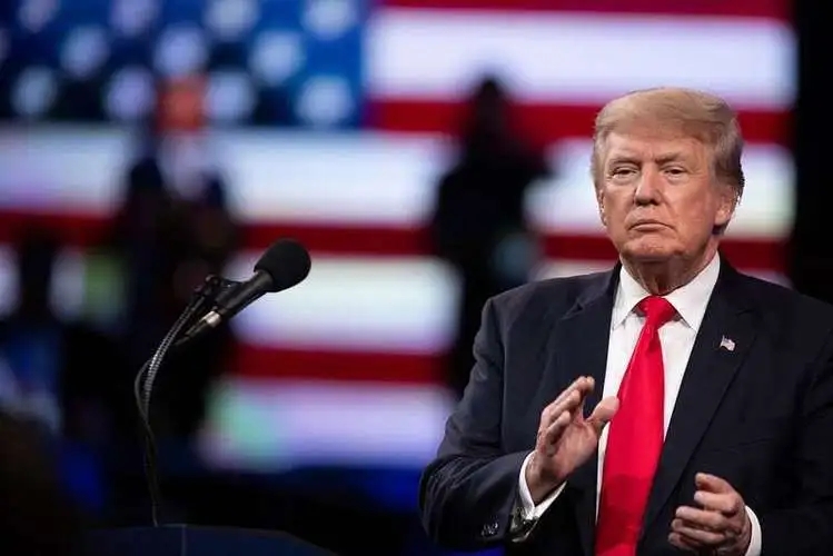 如果特朗普上台，中国面临着危机和契机。首先，最近特朗普威胁称，如果他再次当选，他