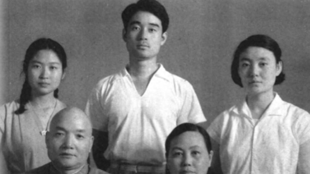 这是一张李敏和孔令华的老照片