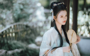 把冷宫弃子送上皇位，他却打造了金屋将我永世囚禁