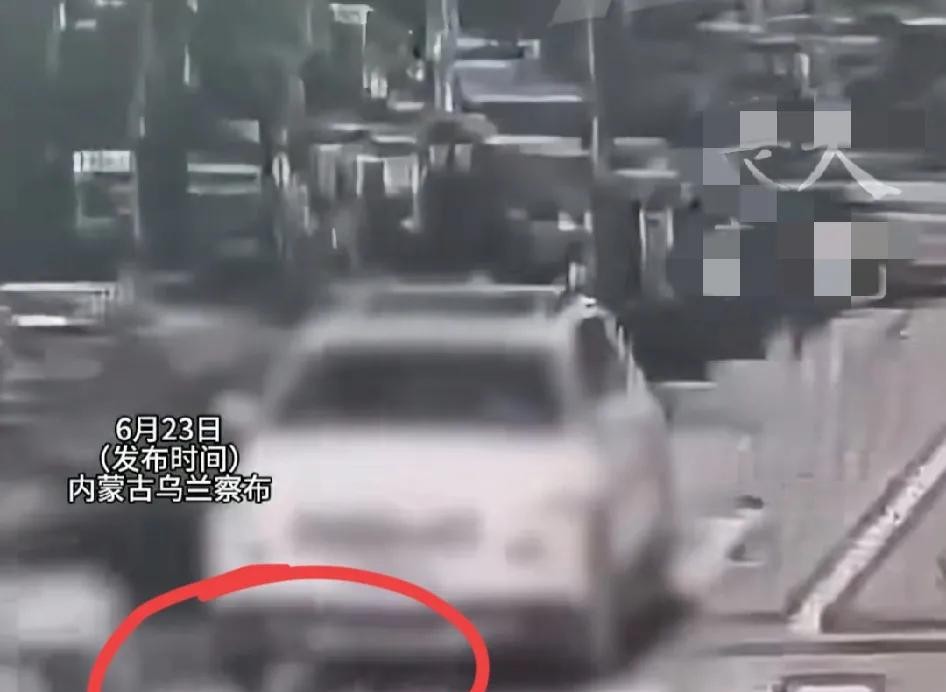 内蒙古女子等红灯被撞又遭碾压身亡

                      