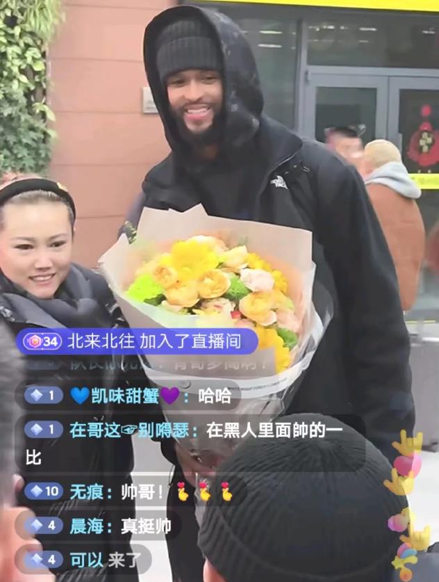 兄弟们！我们的第四外援韦伯昨晚12：50落地沈阳桃仙机场！辽篮副总杨晓楠和大量的
