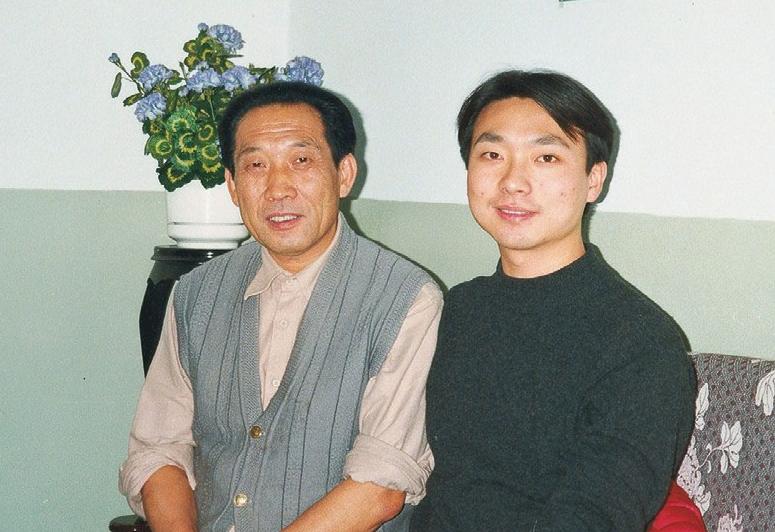 2005年2月，康辉冒着漫天雪花回到家中，终于赶上父亲的最后一程，要是没有父亲当