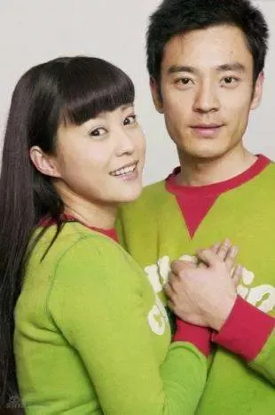 这是郝蕾跟李光洁的珍贵合照！这对昔日的夫妻，当时是真的恩爱呀！看看穿情侣装的两个