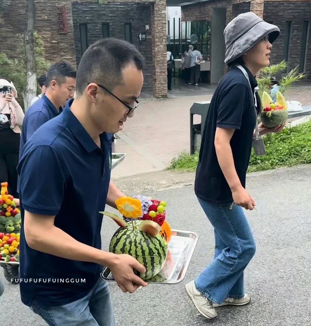中心直播中没有切福猪猪的蛋糕，但是在别的ee的照片中看到了猪猪的生日蛋糕丰容，原