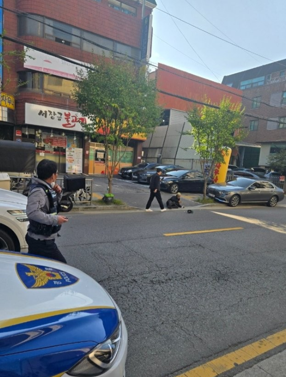 韩国全国愤怒：特种部队老兵网红出手，胖揍美国黑人网红索马里！前两天美国黑人网红索