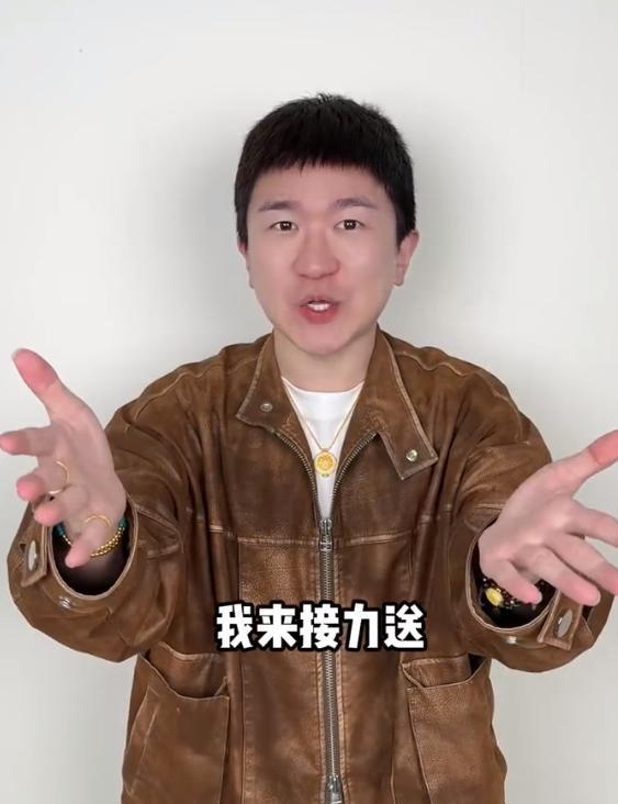 张大大宣布粉丝增长一百万就送一台车！
黄子韬在1月10日送出30台车，他账号也