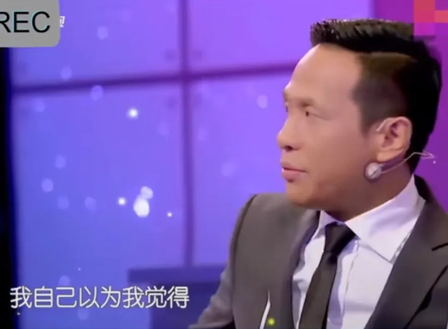 宋小宝说：“我自己以为我觉得我长得有点像梁朝伟哥哥”。

一旁的刘嘉玲听了瞪大眼