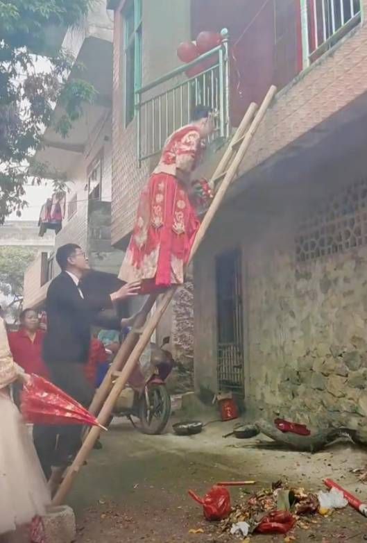 这是什么风俗，看着很好玩的样子