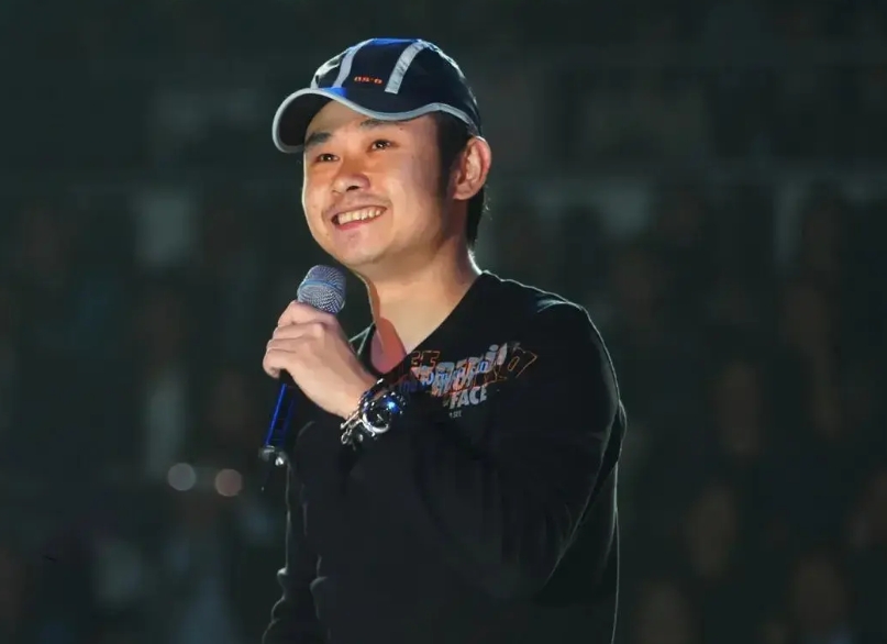 刀郎的人际关系圈

1.妻子：朱梅，50岁，歌手。

2.前妻：杨娜，年龄不详，