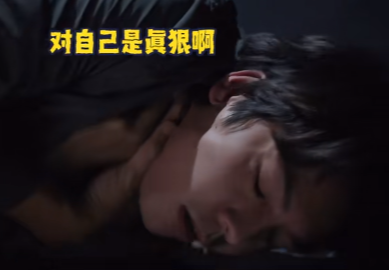 陈伟霆在新剧中饰演的杨光耀也太狠了吧，前一秒杨光耀还端着餐盒在大口吃着米饭，眼珠
