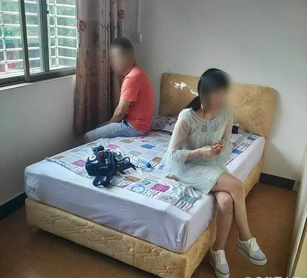 安徽，男子去洗浴中心洗澡，找了一名漂亮的女技师给自己服务！可是按到一半，警方却破