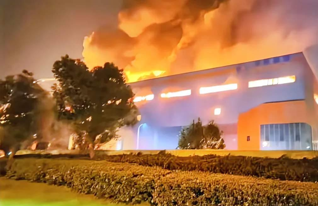 双十一无锡地区京东的快递要收不到．
昨天晚上锡山区宇培物流园大火，损失惨重！
这