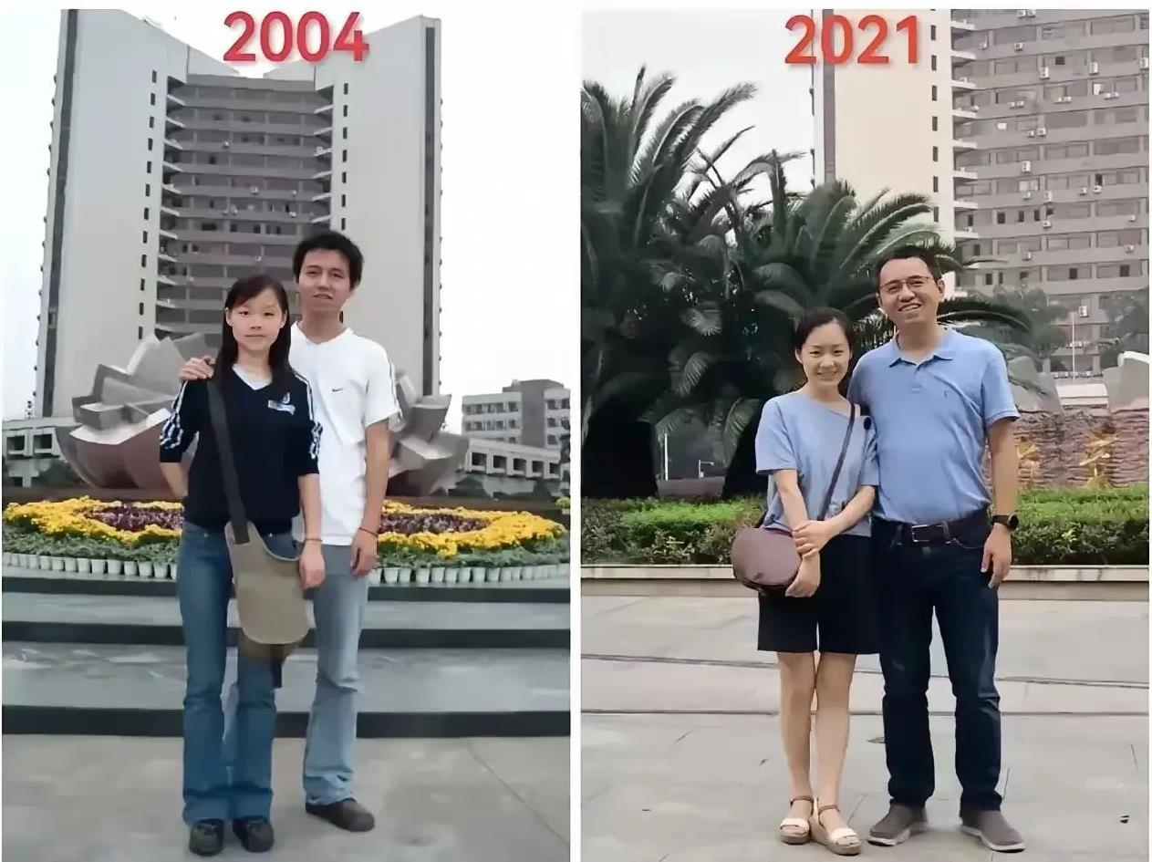 这是一对夫妻相隔十七年，在同一个地方的合影照。
2004年时，丈夫还略显青涩腼腆