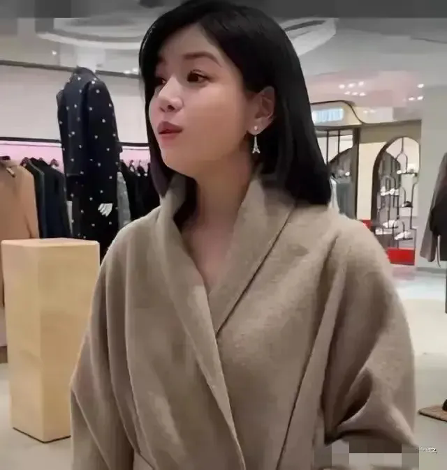 陈妍希似乎比想象中的更坚强，
离婚后的她首次露面
开心的脸上隐约透露着轻松二字