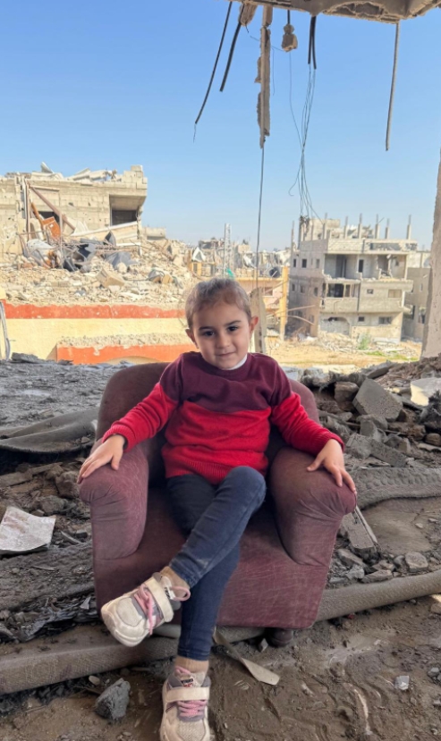 “辛瓦尔坐”！近日，一名巴勒斯坦小女孩效仿巴勒斯坦抵抗武装哈马斯前总司令，辛瓦尔