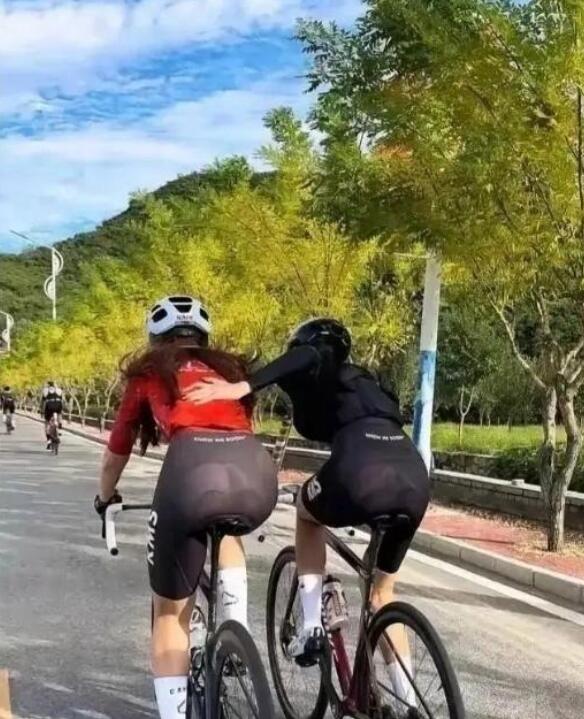 骑行服下的小秘密：内裤？那是给“菜鸟”准备的！
骑行，这个充满自由与激情的运动，