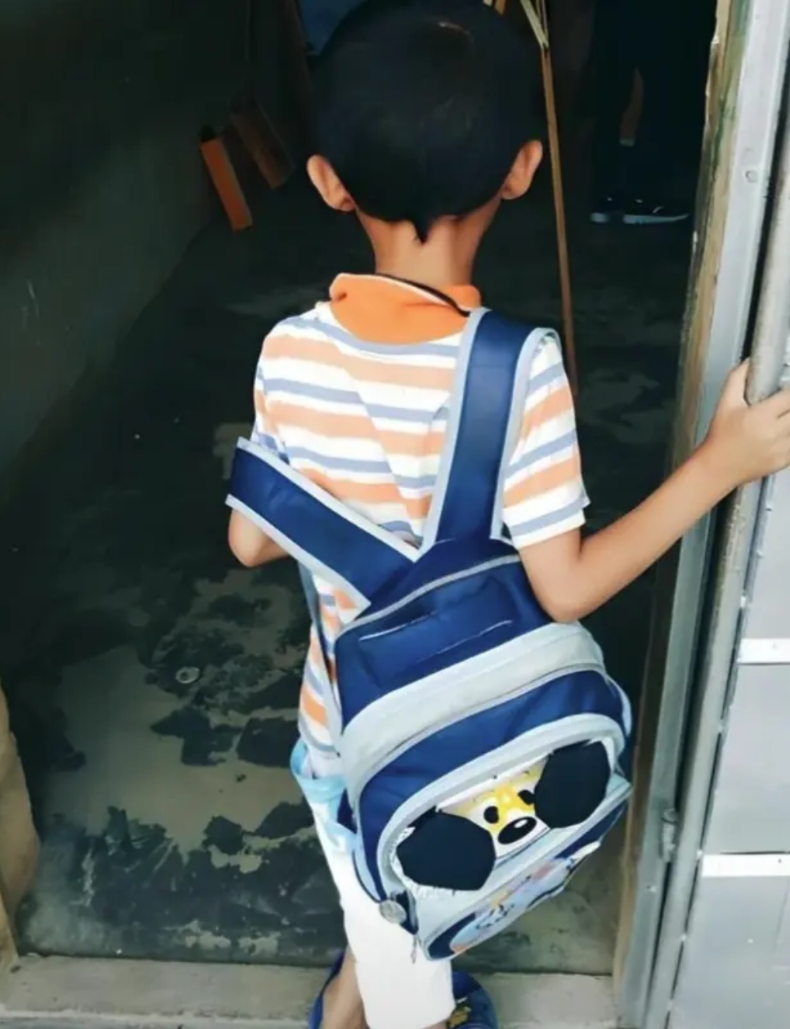 2010年，一个行李箱竟成了10岁男孩最后的归宿。那天，小男孩兴高采烈地帮妈妈提