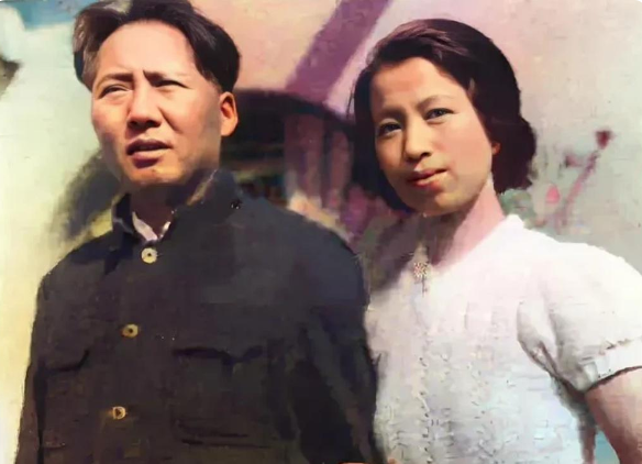 这是毛主席与夫人新婚不久时的珍贵照片，拍摄于1938年的陕北延安。那时的伟人，容